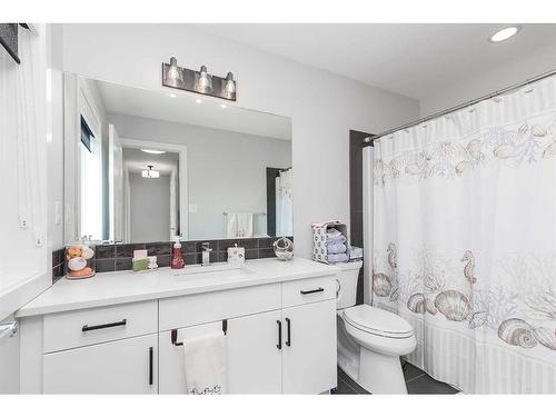 1290 Pacific Circle West, Lethbridge, AB - Indoor Photo Showing Bathroom