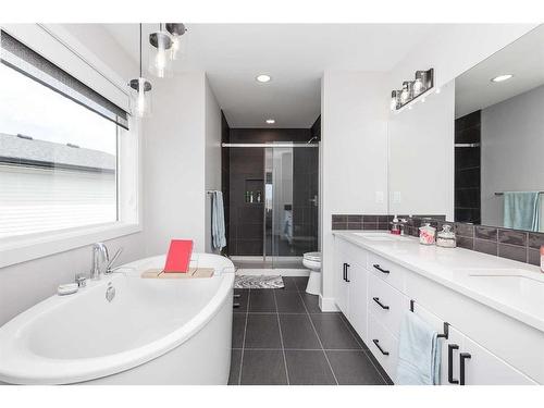 1290 Pacific Circle West, Lethbridge, AB - Indoor Photo Showing Bathroom