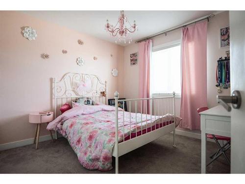 4010 10 Street North, Lethbridge, AB - Indoor Photo Showing Bedroom