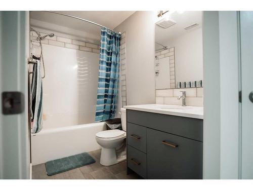 4010 10 Street North, Lethbridge, AB - Indoor Photo Showing Bathroom