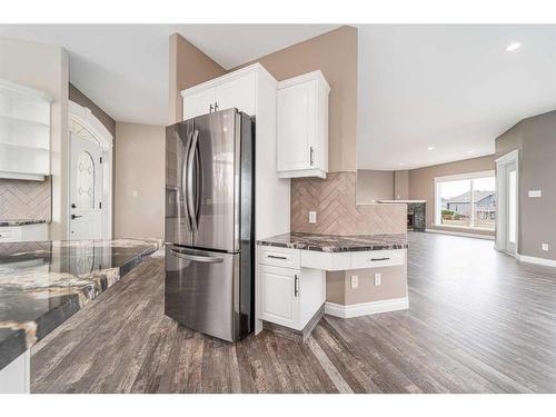 78 Fairmont Cove South, Lethbridge, AB - Indoor Photo Showing Kitchen With Upgraded Kitchen