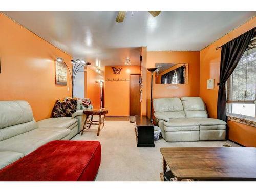 2934 222 Street, Bellevue, AB - Indoor Photo Showing Living Room