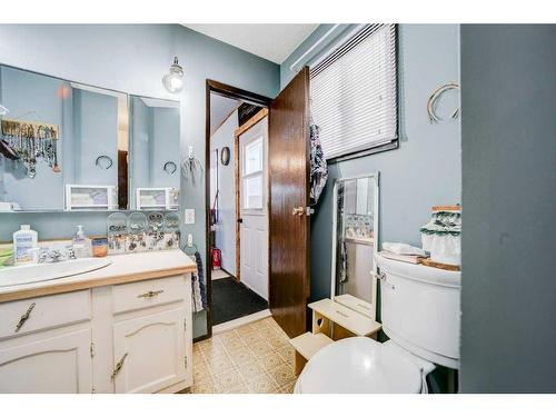 2934 222 Street, Bellevue, AB - Indoor Photo Showing Bathroom