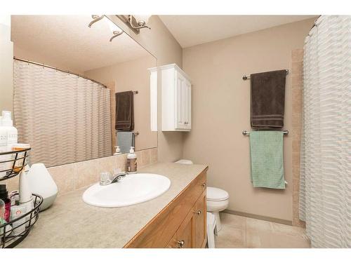 775 Mt Sundance Lane West, Lethbridge, AB - Indoor Photo Showing Bathroom