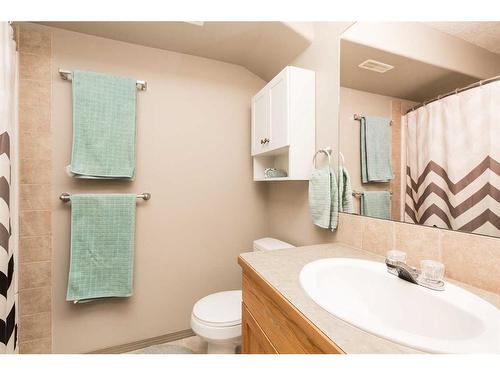 775 Mt Sundance Lane West, Lethbridge, AB - Indoor Photo Showing Bathroom