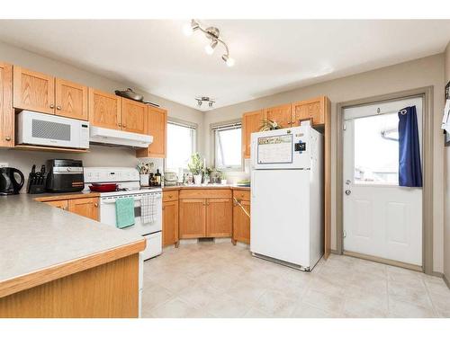 775 Mt Sundance Lane West, Lethbridge, AB - Indoor Photo Showing Kitchen With Double Sink
