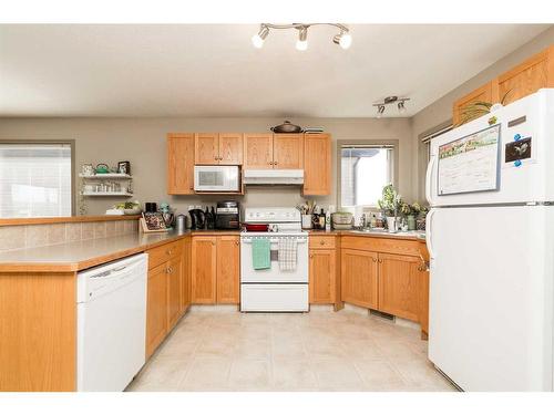775 Mt Sundance Lane West, Lethbridge, AB - Indoor Photo Showing Kitchen With Double Sink