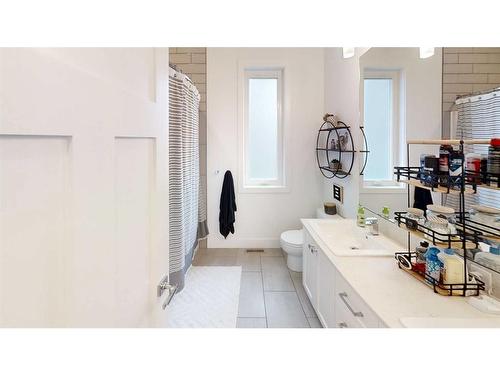 24 Stonecrest Point West, Lethbridge, AB - Indoor Photo Showing Bathroom