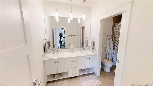 24 Stonecrest Point West, Lethbridge, AB - Indoor Photo Showing Bathroom