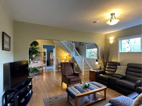 21402 7 Avenue, Bellevue, AB - Indoor Photo Showing Living Room