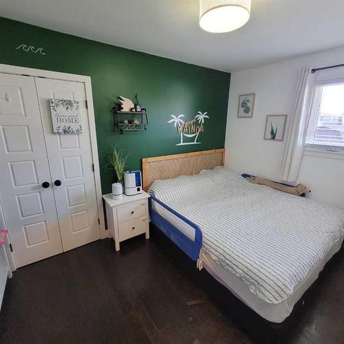 5031 41 Avenue, Taber, AB - Indoor Photo Showing Bedroom