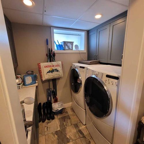 5031 41 Avenue, Taber, AB - Indoor Photo Showing Laundry Room