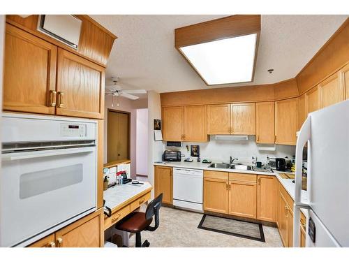 307-20 3 Street South, Lethbridge, AB - Indoor Photo Showing Kitchen With Double Sink