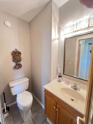 75075 Rr 205, Rural Lethbridge County, AB - Indoor Photo Showing Bathroom
