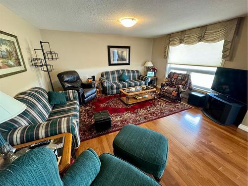 6032 Rr 28-0, Pincher Creek, AB - Indoor Photo Showing Living Room