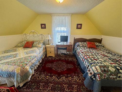 6032 Rr 28-0, Pincher Creek, AB - Indoor Photo Showing Bedroom