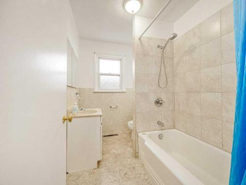 1205 15 Street South, Lethbridge, AB - Indoor Photo Showing Bathroom