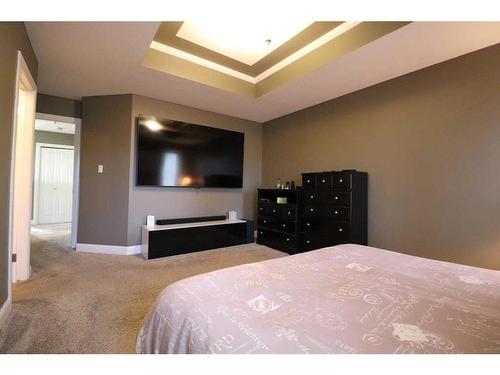 358 Kodiak Boulevard North, Lethbridge, AB - Indoor Photo Showing Bedroom