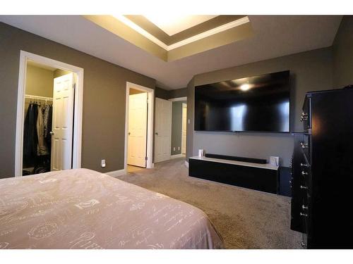 358 Kodiak Boulevard North, Lethbridge, AB - Indoor Photo Showing Bedroom