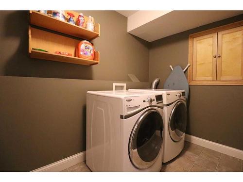 358 Kodiak Boulevard North, Lethbridge, AB - Indoor Photo Showing Laundry Room