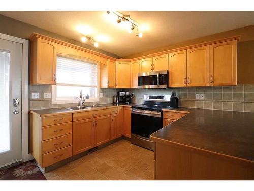 358 Kodiak Boulevard North, Lethbridge, AB - Indoor Photo Showing Kitchen With Double Sink