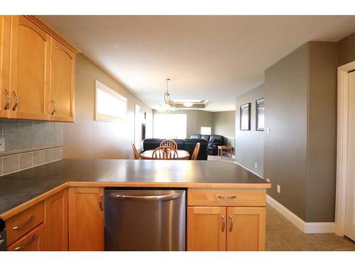358 Kodiak Boulevard North, Lethbridge, AB - Indoor Photo Showing Kitchen