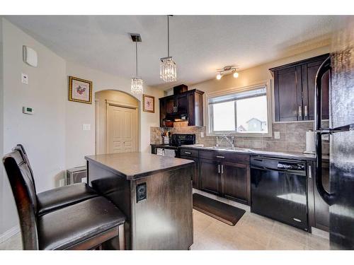 786 Silkstone Close West, Lethbridge, AB - Indoor Photo Showing Kitchen With Double Sink
