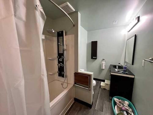 54 S 1 St West, Magrath, AB - Indoor Photo Showing Bathroom