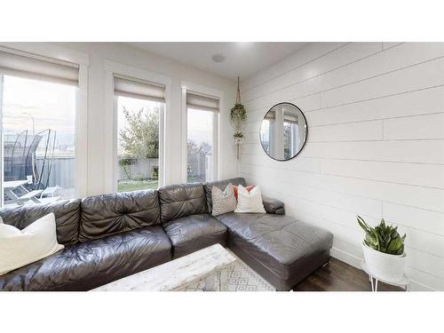 459 Keystone Chase West, Lethbridge, AB - Indoor Photo Showing Living Room