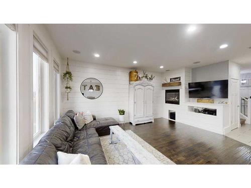 459 Keystone Chase West, Lethbridge, AB - Indoor Photo Showing Living Room