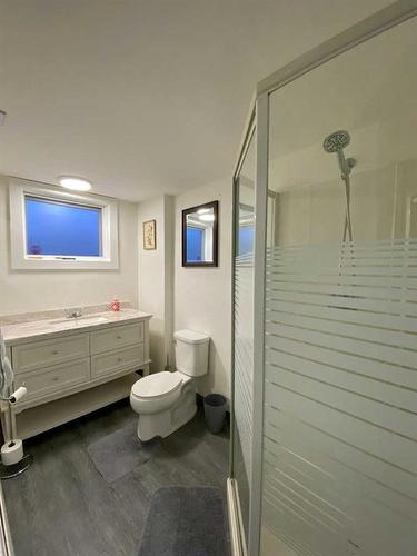 771 Dundas Street, Pincher Creek, AB - Indoor Photo Showing Bathroom