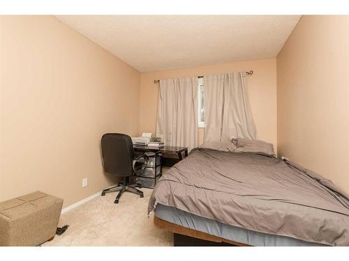 62 Oxford Road West, Lethbridge, AB - Indoor Photo Showing Bedroom