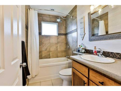 2314 10A Avenue South, Lethbridge, AB - Indoor Photo Showing Bathroom