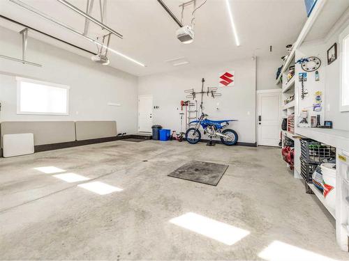 1026 7 Street West, Barnwell, AB - Indoor Photo Showing Garage