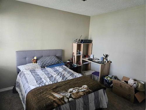 206 15 Street North, Lethbridge, AB - Indoor Photo Showing Bedroom