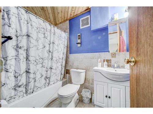 1709 21 A Street, Coaldale, AB - Indoor Photo Showing Bathroom