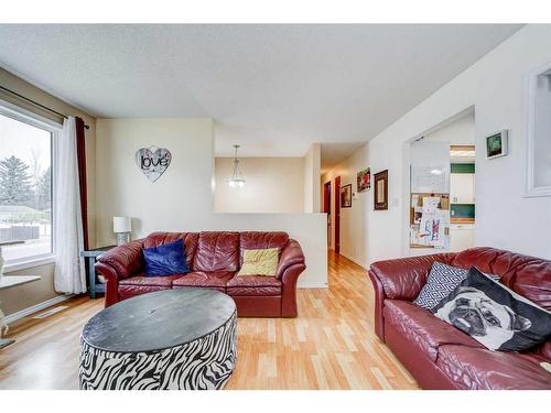 1709 21 A Street, Coaldale, AB - Indoor Photo Showing Living Room