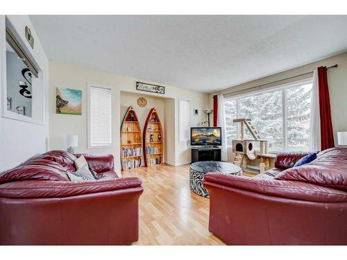 1709 21 A Street, Coaldale, AB - Indoor Photo Showing Living Room