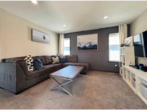 497 Devonia Way West, Lethbridge, AB - Indoor Photo Showing Living Room