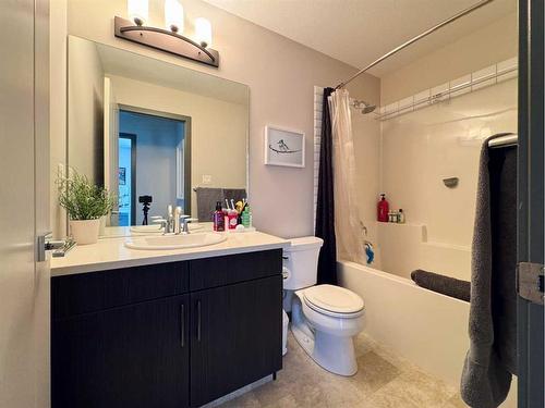 497 Devonia Way West, Lethbridge, AB - Indoor Photo Showing Bathroom
