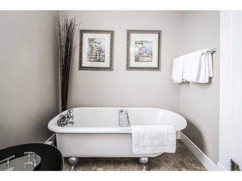 704 Schofield Street, Pincher Creek, AB - Indoor Photo Showing Bathroom