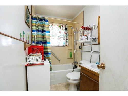 1055 13 Street South, Lethbridge, AB - Indoor Photo Showing Bathroom