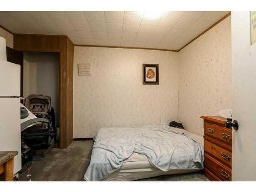 1055 13 Street South, Lethbridge, AB - Indoor Photo Showing Bedroom