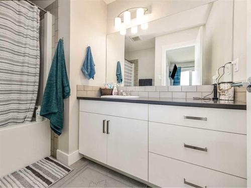 824 Coalbrook Close West, Lethbridge, AB - Indoor Photo Showing Bathroom