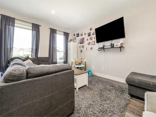 824 Coalbrook Close West, Lethbridge, AB - Indoor Photo Showing Living Room