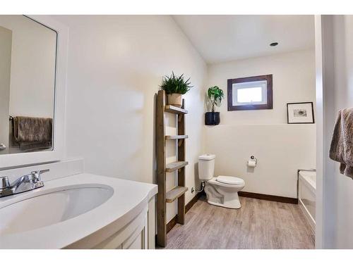 705 10 Avenue West, Barnwell, AB - Indoor Photo Showing Bathroom