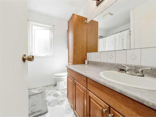 557 Schofield Street, Pincher Creek, AB - Indoor Photo Showing Bathroom