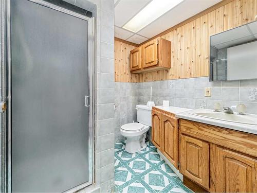 557 Schofield Street, Pincher Creek, AB - Indoor Photo Showing Bathroom