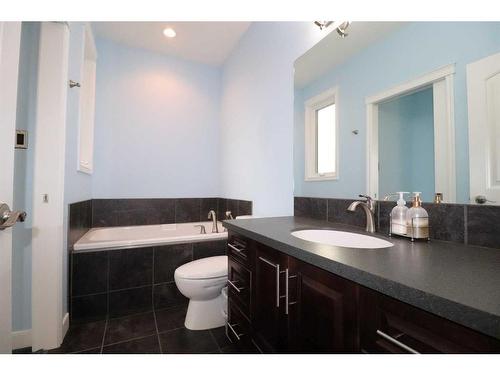 128 Gateway Mews South, Lethbridge, AB - Indoor Photo Showing Bathroom