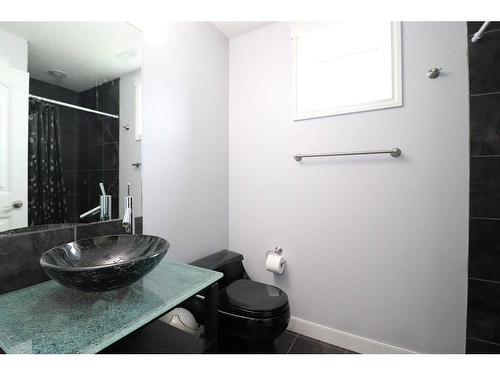 128 Gateway Mews South, Lethbridge, AB - Indoor Photo Showing Bathroom